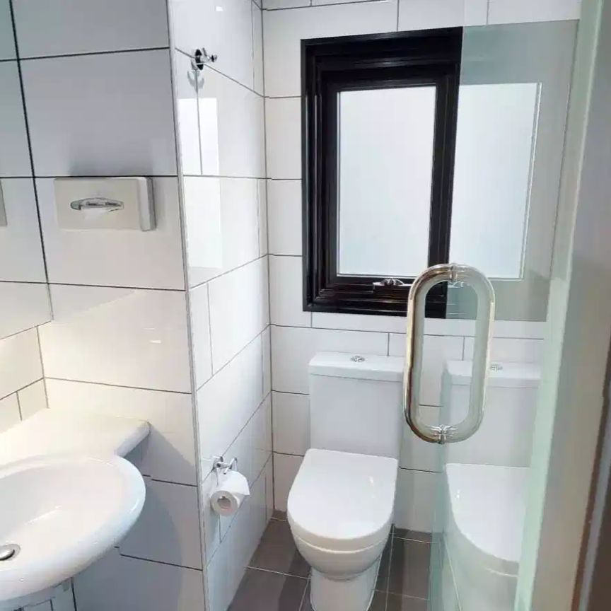 Large Ensuite Queen - Photo 1