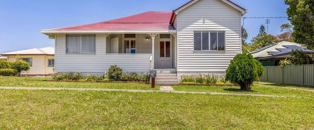 Classic Queenslander tastefully renovated in the heart of Cooroy - Photo 1