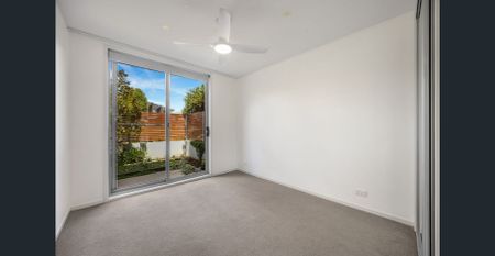 Sought after Elysium complex apartment - Available now - Photo 3