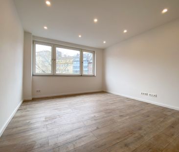 Stadtmitte! Sanierte 2 Zimmerwohnung mit Küche, Diele, Bad und Balkon! - Foto 1