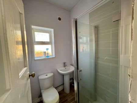 Spacious and bright living Double Bedroom Prime Location Excellent schools Don't miss out on this fantastic opportunity - Photo 5