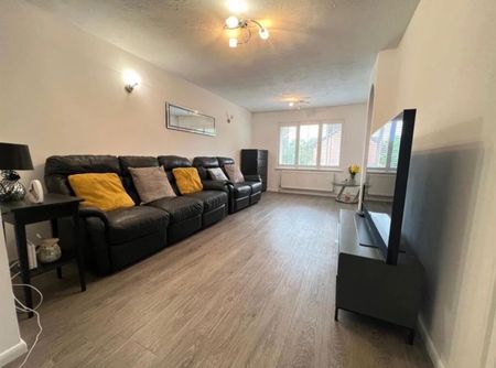 2 Bed Flat, Waterside Close, IG11 - Photo 2