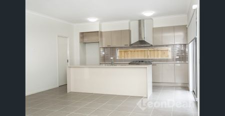 Beautiful 5- bedroom house in Alira Estate, Berwick - Photo 3