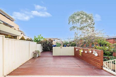 Spacious Modern Townhouse with Multiple Living Areas & Entertainer's Courtyard - Photo 5