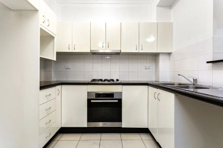 Beautifully Updated Ground Floor Apartment - Photo 3