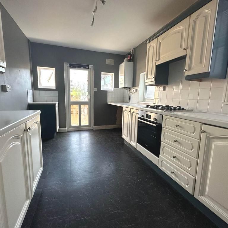 3 bedroom semi-detached house to rent - Photo 1