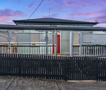 FABULOUS CHARACTER HOME IN CENTRAL SPRING HILL LOCATION WITH INGROU... - Photo 6