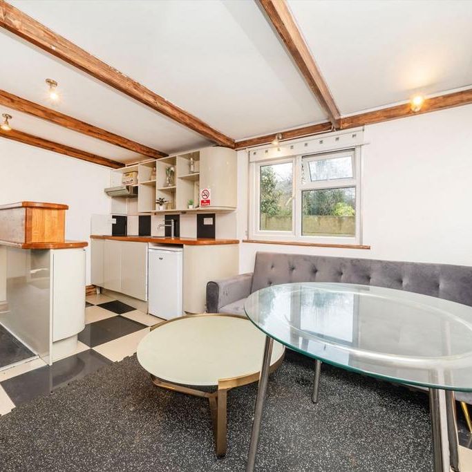 8 bedroom house to rent - Photo 1