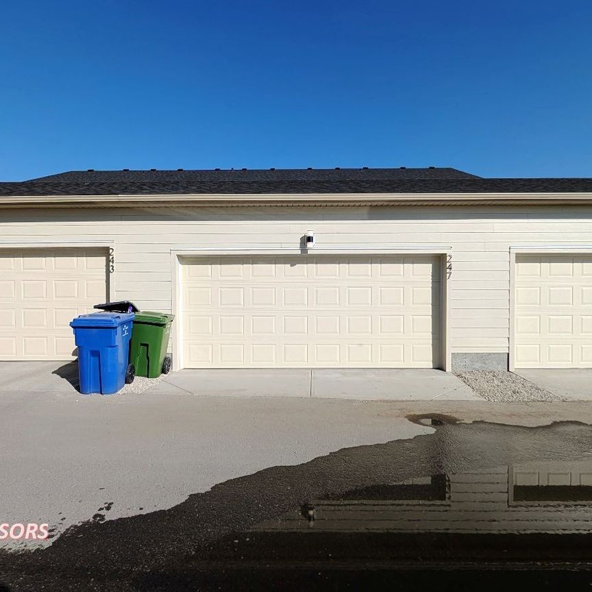 BRAND NEW 3 BED, 2.5 BATH 2 STOREY TOWNHOUSE W/A DOUBLE DETACHED GARAGE IN THE COMMUNITY OF SOUTH SHORE CHESTERMERE - Photo 1