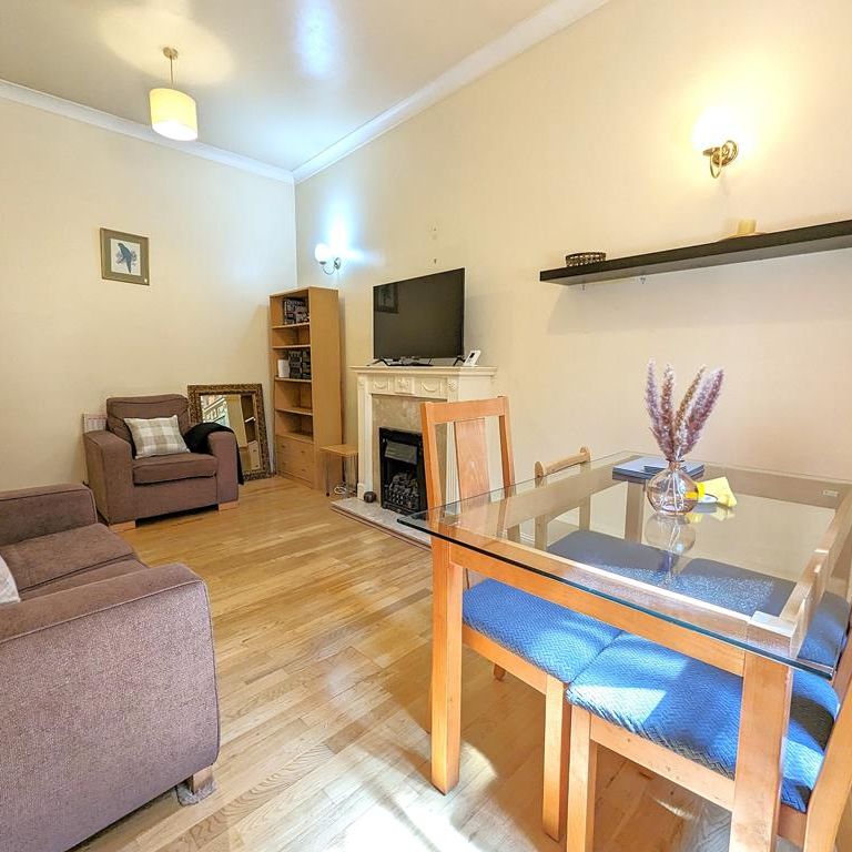 SHORT OR FLEXI STAY BILLS INC TWO BED FLAT NOTTING HILL GATE - Photo 1