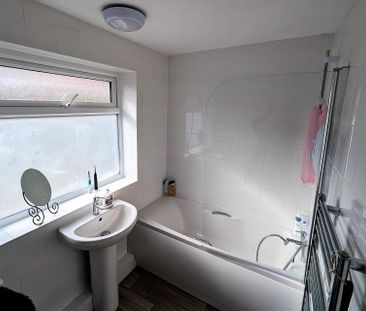 52 Hollins Spring Avenue, S18 - Photo 4