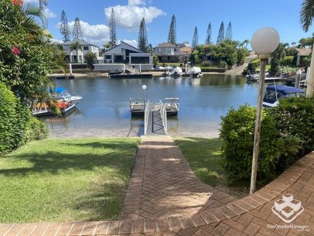 Family home on the water with Pontoon! - Photo 3