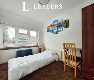 4 bedroom house to rent Hedingham Road, RM8 - Photo 2