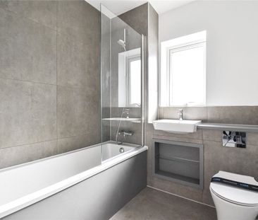 Well presented 3 bedroom detached house situated at the prestigious... - Photo 5