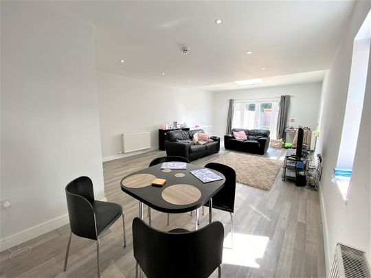 5 bedroom semi-detached house to rent - Photo 1