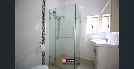 GRENOVATED THREE BEDROOM FAMILY HOME WITH LARGE YARD! - Photo 4