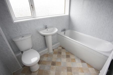 3 bedroom end of terrace house to rent - Photo 3