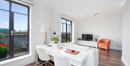 A two bedroom, two bathroom penthouse apartment with a good sized terrace located in the heart of Shad Thames. - Photo 2