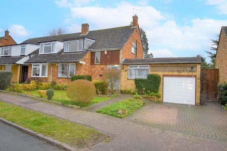 4 bedroom Semi-detached House - Warren Way, Digswell - Photo 2