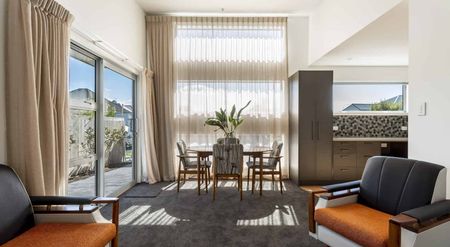 Quality Two-Bedroom Home in Sought-After St Kilda - Photo 3