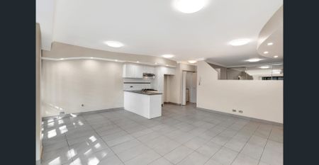Spacious 1 bedroom apartment, great location- Enter from Iredale Street - Photo 4