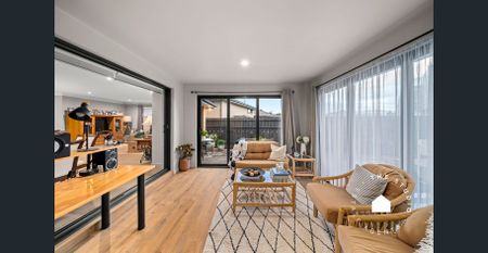 Modern Five-Bedroom Home with Streamlined Aesthetics and Exceptional Privacy - Photo 3