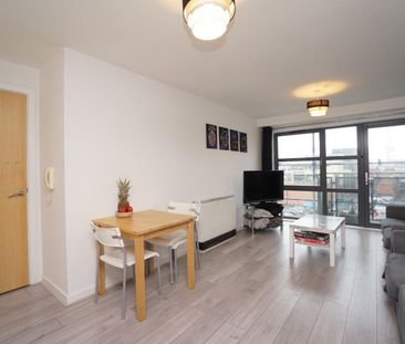 2 bedroom Flat To Let - Photo 3