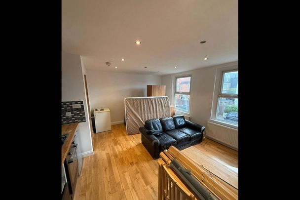 3 Bed Flat, Butchers Road, E16 - Photo 1