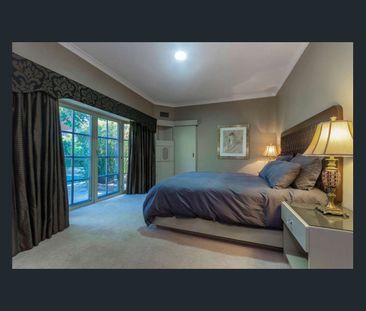 Spacious Family Home Facing Lake Monger – Premium Wembley Living - Photo 6