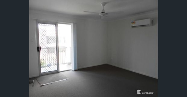 Stylish Townhouse in Coomera – Contemporary Living in a Prime Location - Photo 1