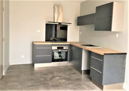 T2 BIS 62.67 m² CENTRE VILLE AMPLEPUIS - Photo 2