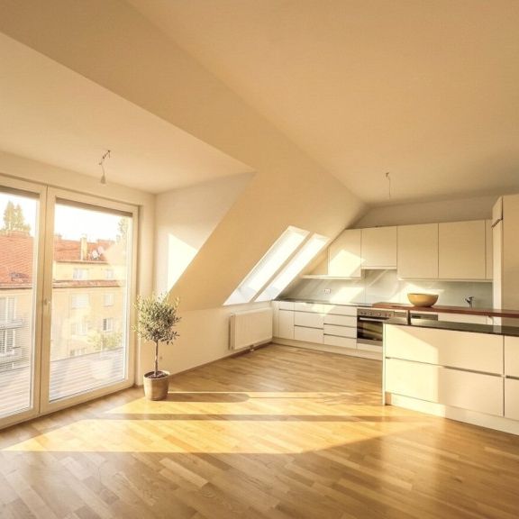 Bestlage nahe Glanzing! Perfekt geschnittene 3-Zimmer-Dachgeschoss-Wohnung mit Balkon in Grünruhelage und mit Kahlenbergblick - Photo 1