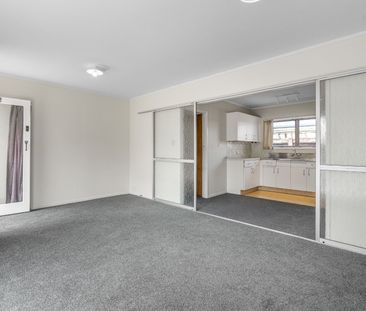 Tidy 2-bedroom unit (middle unit) - Photo 6