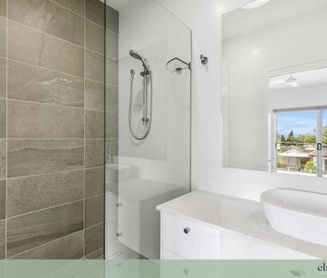 Large Modern Townhouse in Great Central Position! - Photo 4