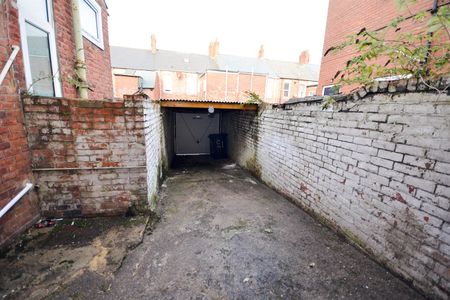 2 bed flat to rent in Wharton Street, South Shields, NE33 - Photo 3