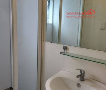 Cozy central semi-furnished unit - Photo 4