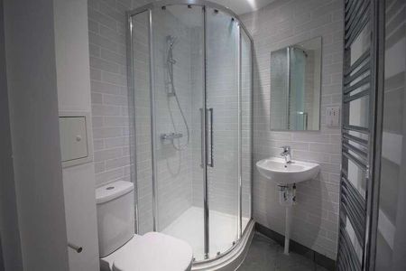 Salisbury Square, Hatfield, Hertfordshire, AL9 - Photo 2