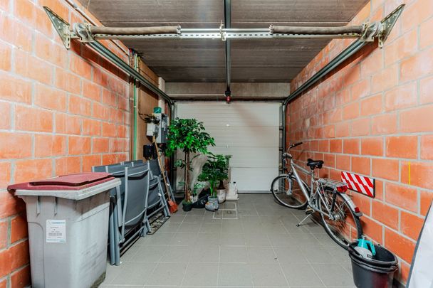 Ruime 3 slaapkamer woning met garage en tuin - Photo 1