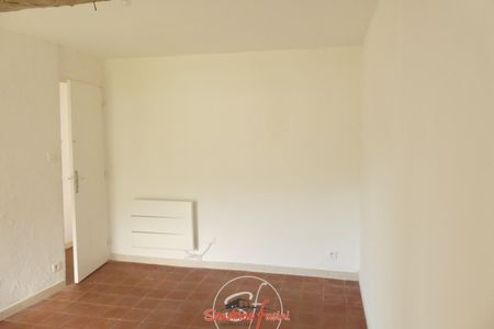 Petit deux pièces dans le village de Gattieres - Photo 3