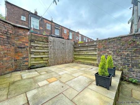 2 bedroom property to rent in Oldham - Photo 3