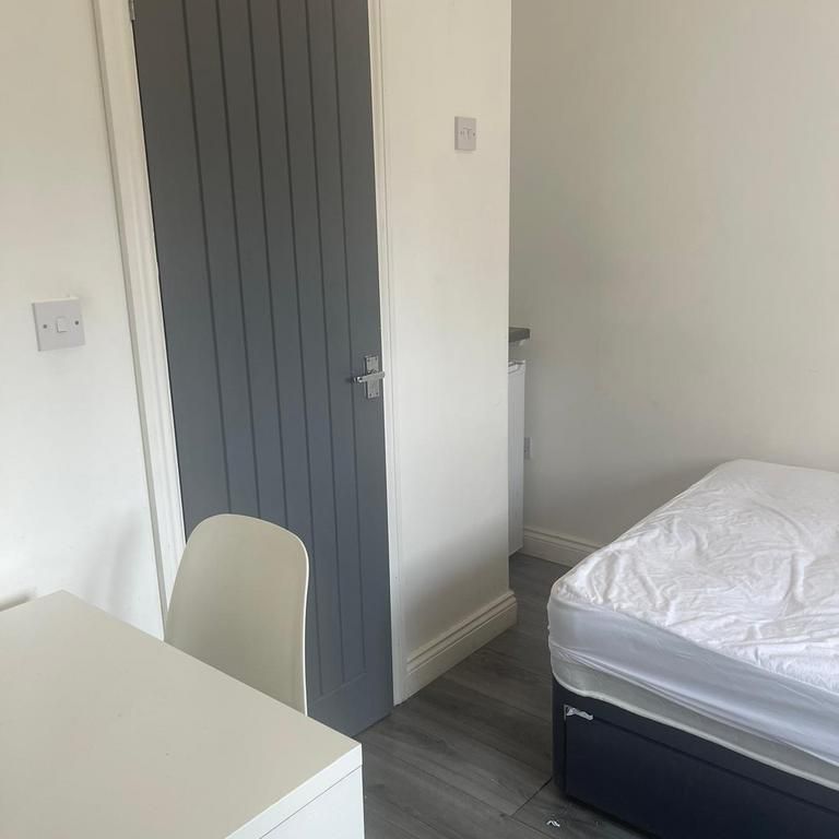 8 bedroom house to rent - Photo 1