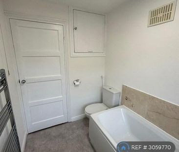 3 bedroom semi-detached house to rent - Photo 6