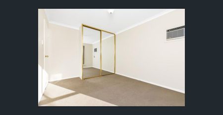 Spacious, Pool & Great Location - Get in Quick! - Photo 2