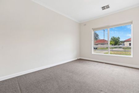 Spacious family home in a quiet street - Photo 3