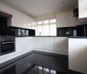 Riverview Gardens, Twickenham - Photo 1