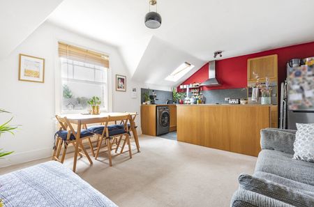 Flat to rent - Norwood Road, London, SE24 - Photo 2