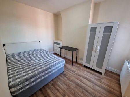 4 bedroom terraced house to rent - Photo 3