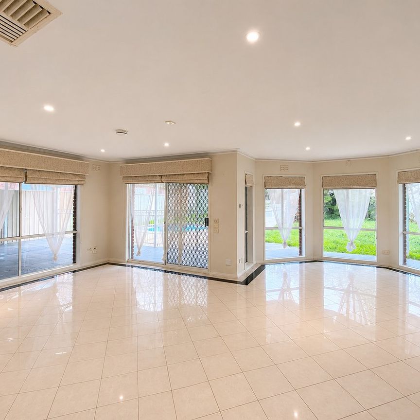 5-bedroom home with pool in Kialla Lakes - Photo 1