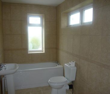 4 bedroom semi-detached house to rent - Photo 3