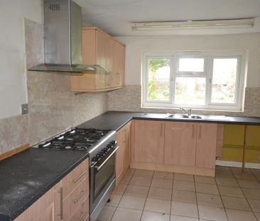 4 bedroom semi-detached house to rent - Photo 2